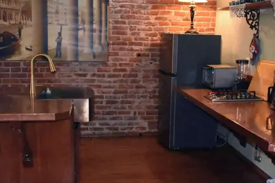 Image de Beautifully centrally located loft. Bar music venue can be loud on weekends