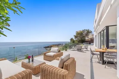 Luxury 6 Bedrooms right on the Beach