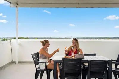 Image de Headland Horizons Rooftop Retreat in Alex