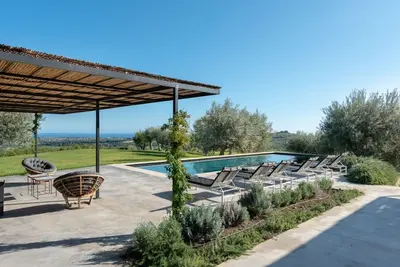 Stunning villa with pool and sea view near Noto