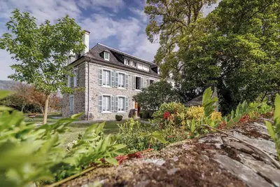 Image de Gîte Pyrénées avec Vue Montagne, Terrasse Privée et Wi-Fi – Logement Top Évalué