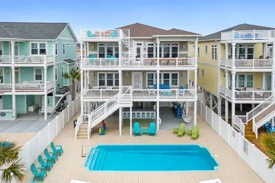 Image de \"Off the Hook\" is a stunning 7-bedroom, 5-bathroom with private pool and elevator