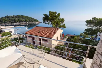 Apartment Vitorio 3 is located in the bay Vladarke, only 50m from the beautiful beach