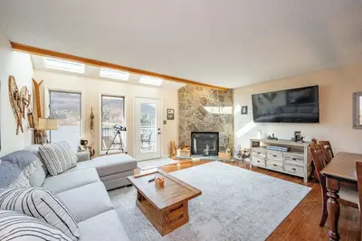 Image de Cozy Lakefront Stay w/ Deck & Fireplace