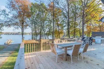 Image de Dockside Retreat Lakefront Property for 10 Guests in Charming Nc Town