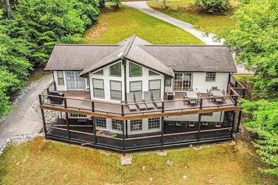 Image de 5 Bedroom Lake House in Big Creek- Quiet Cove- Best Sunset View On The Lake!