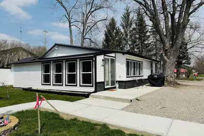 Image de Newly Renovated 2-bedroom 2-bath Lakehouse with a Tiki Bar on Nettle Lake!