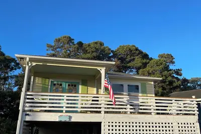 Image de \"Semi-soundfront beach cottage with beautiful water views and pool access!
