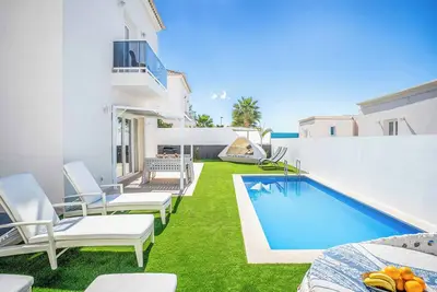 Villa Primrose - Quatre Chambres Villa, Couchages 8