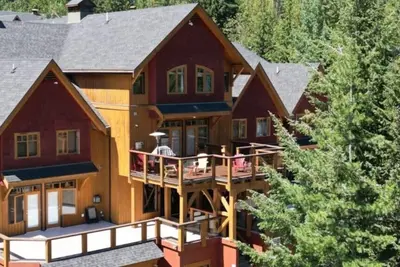 Image de 2 Bedroom, 2. 5 Bathroom Condo right at the base of Red Mountain