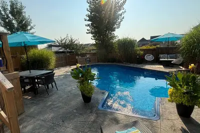 Image de Modern, clean, bright two bedroom lower level look out duplex with large windows