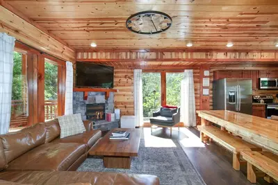 Image de Two Cabins w\/ Theater, Hot Tub, Pool Table & Indoor Pool Access