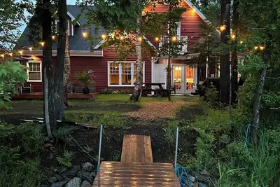 Image de Chalet de la Baie avec spa et sauna, bord de l'eau