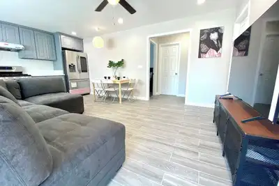 Image de 14453-A 2b2b House with Full Kitchen Built in Washer Dryer Gated Parking