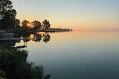 Image de 10 out of 10 for Waterfront 2-bdrm Cottage on Grand Lake Seasonal Fishing Pier