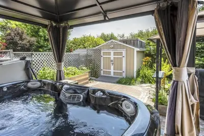 Image de Cozy Comfort by the Bay w\/Jacuzzi