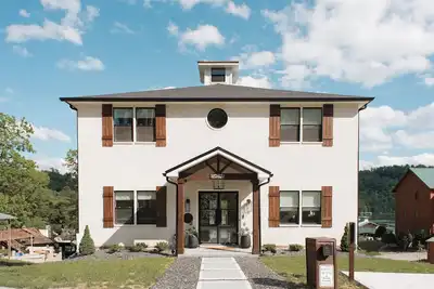 Image de Brand New- Has It All! Luxury Farmhouse Lakefront Home