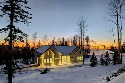 Image de Brand New Ski-In Ski-Out at Eagle Point Resort Utah - Sleeps 33 Comfortably!