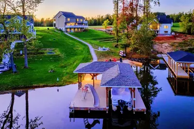 Image de 6br Lakefront at Lake Anna, Boat Dock, Fire Pit