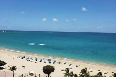 Image de Isla Verde Apt- Beach, Pool & Family Getaway!