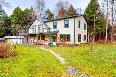 Image de Cozy house in the woods, riverfront, trail, fireplace, wifi, w/d, bbq, balcony