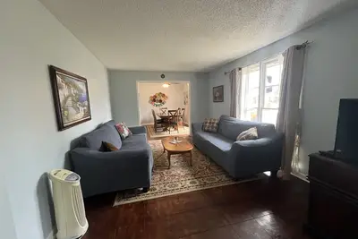 Image de Spacious family home with enclosed yard, patio, and modern kitchen appliances