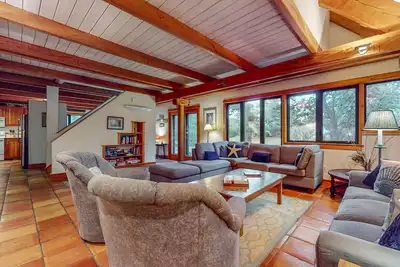 Image de Spacious home located steps to the beach with patio, W/D, Ac, & kayaks