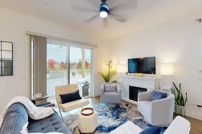 Image de New townhome next to Eagle Point Golf Course, with grill, patio, and WiFi