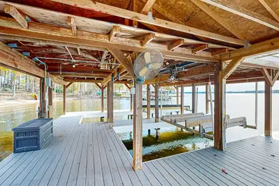 Image de Spacious house with water view, kayaks, foosball table, deck, firepit