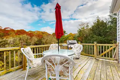 Image de Cozy home close to the beach with deck, porch, W/D, & foosball table