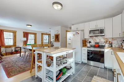 Image de Charming house w\/ peaceful yard, close to village & recreation, kitchen, w\/d