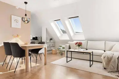 Image de Top Floor 200m from Light Rail - Private terrace