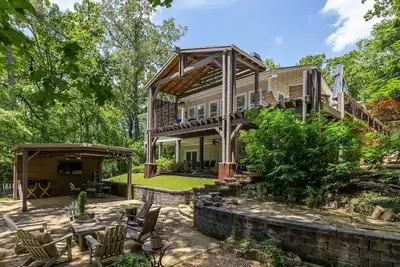 Image de Lake Allatoona house with private dock, hot tub & fire pit. Family and groups!