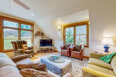 Image de Peaceful house w/ mountain views, land, trails, fireplace, a/c, w/d, wifi, lawn