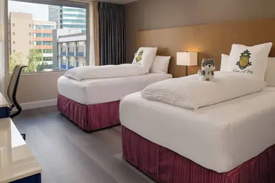 Image de Downtown Escape: Unwind in Your Comfortable Room Across Waterfront Park