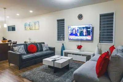 Image de Luxurious \n3 Bedroom House Nw Edmonton \n6 Guests. 3 Bedrooms. 3 Beds\n2. 5 Baths