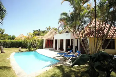 2bd Sosua villa with garden/pool/Tv/WiFi, guest-friendly