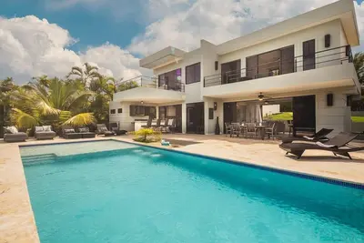 Warm tropical villa with private pool, guest-friendly