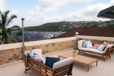 Image de Beach getaway with rooftop terrace & harbour views, Walk to beaches & cafes.