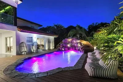 Image de Glam Manor | 7, 000 Ft Mansion with Waterslide | Sauna | Cold plunge