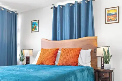Image de 7th Fl Waikiki Banyan 1 Bd Condo | Free Parking