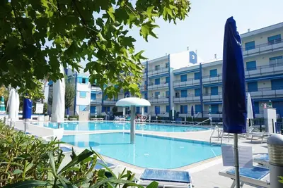 Bel appartement à Caorle avec balcon