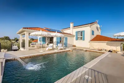 Image de Villa Olive Paradise Ii - villa de luxe magnifiquement conçue avec piscine chauffée, jacuzzi extérieur et bien-etre