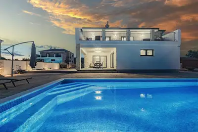 Image de Enchanting Villa North with Pool and Jacuzzi