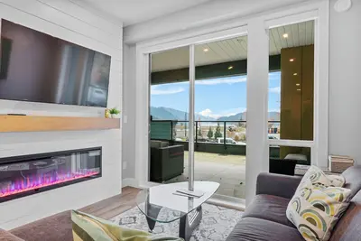 Image de New Sweeping Lake Views 1br + Den