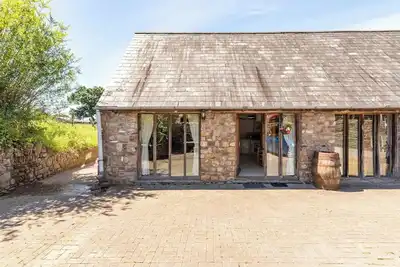 Image de Light and spacious cottage, with exposed oak beams and floor to ceiling windows