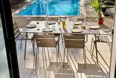 Image de Maison moderne de construction récente, avec piscine, jardin et plutonique