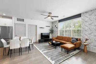 Image de Quiet Comfort & Urban Style: 2-Bedroom Condo