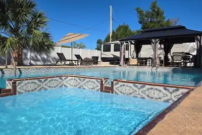 Image de Lovely Rv with outdoor pool  and Jacuzzi.