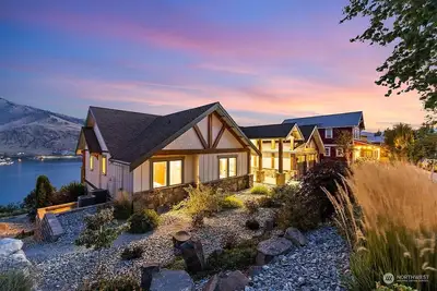 Image de Spacious 6-bedroom house in with stunning lake views.